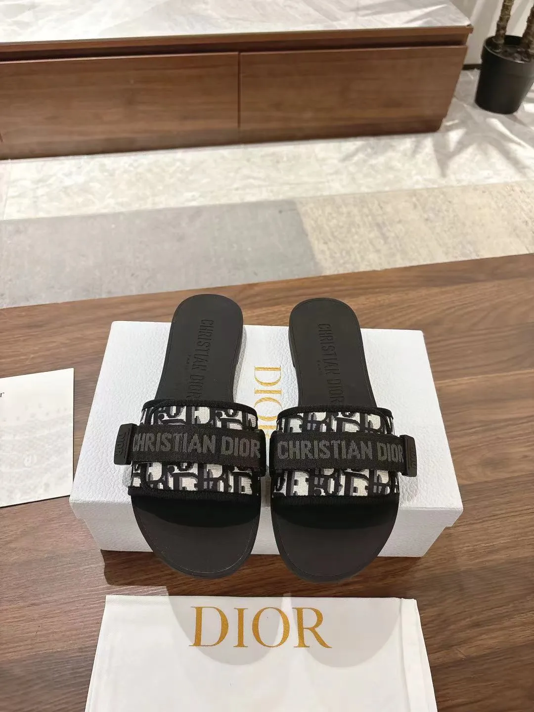 👟👟Ex-factory price 380👟👟 Dior D’s latest series of Velcro buckle sandals and slippers in new colors! Perfect reproduction of the original version, the most popular color matching fabric, super layered ▪️Original molded high-end TPU outsole (not ordinary rubber) ▪️Very comfortable and easy to walk. All upper materials are custom-made from the original ▪️3D electric embroidered three-dimensional cloth surface, very versatile, a must-have for lazy people in summer ▪️Number of yards: 35-41